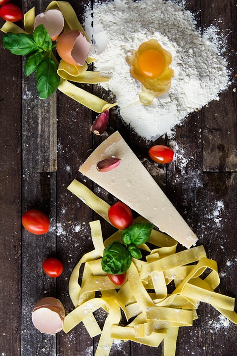 Décoration de linguine, parmesan, basilic et tomates cerises