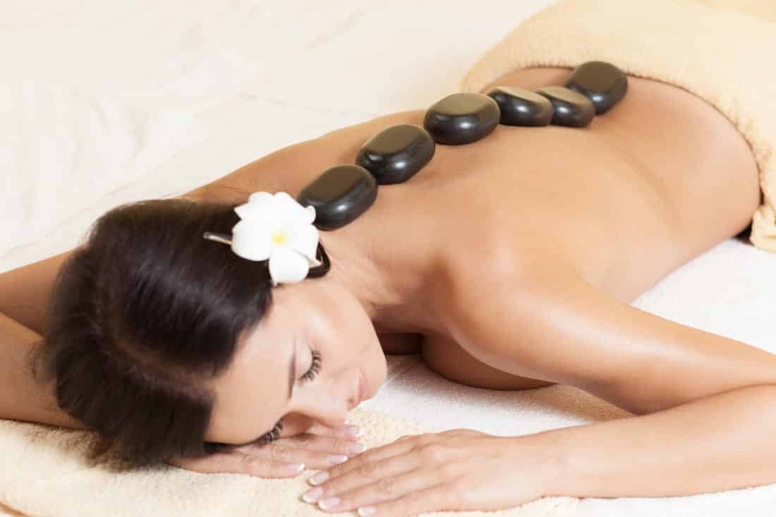 Bienfaits massage pierres chaudes